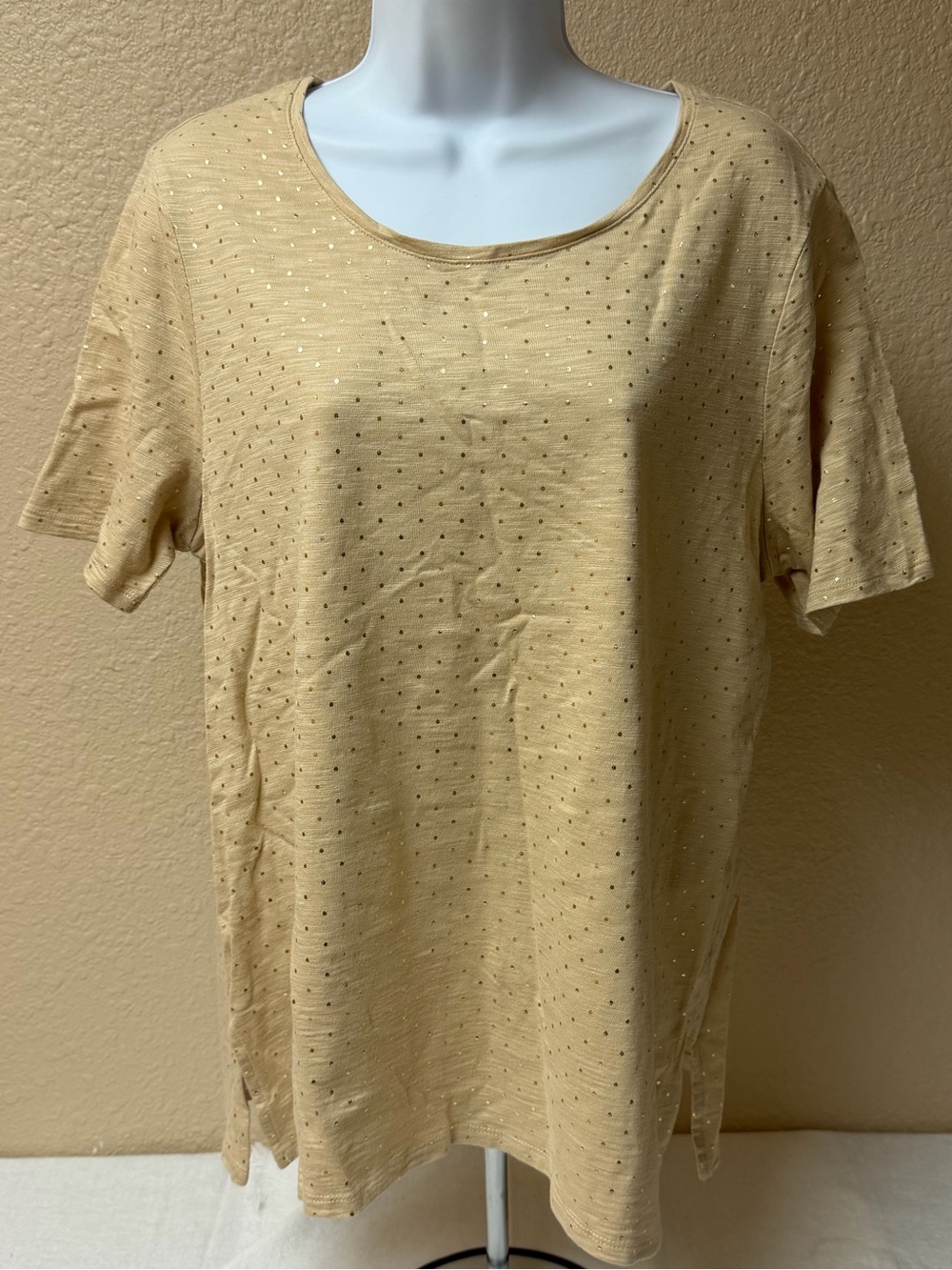 4/$20 Chico's Light Beige & Gold Short Sleeve Scoop Neck Top